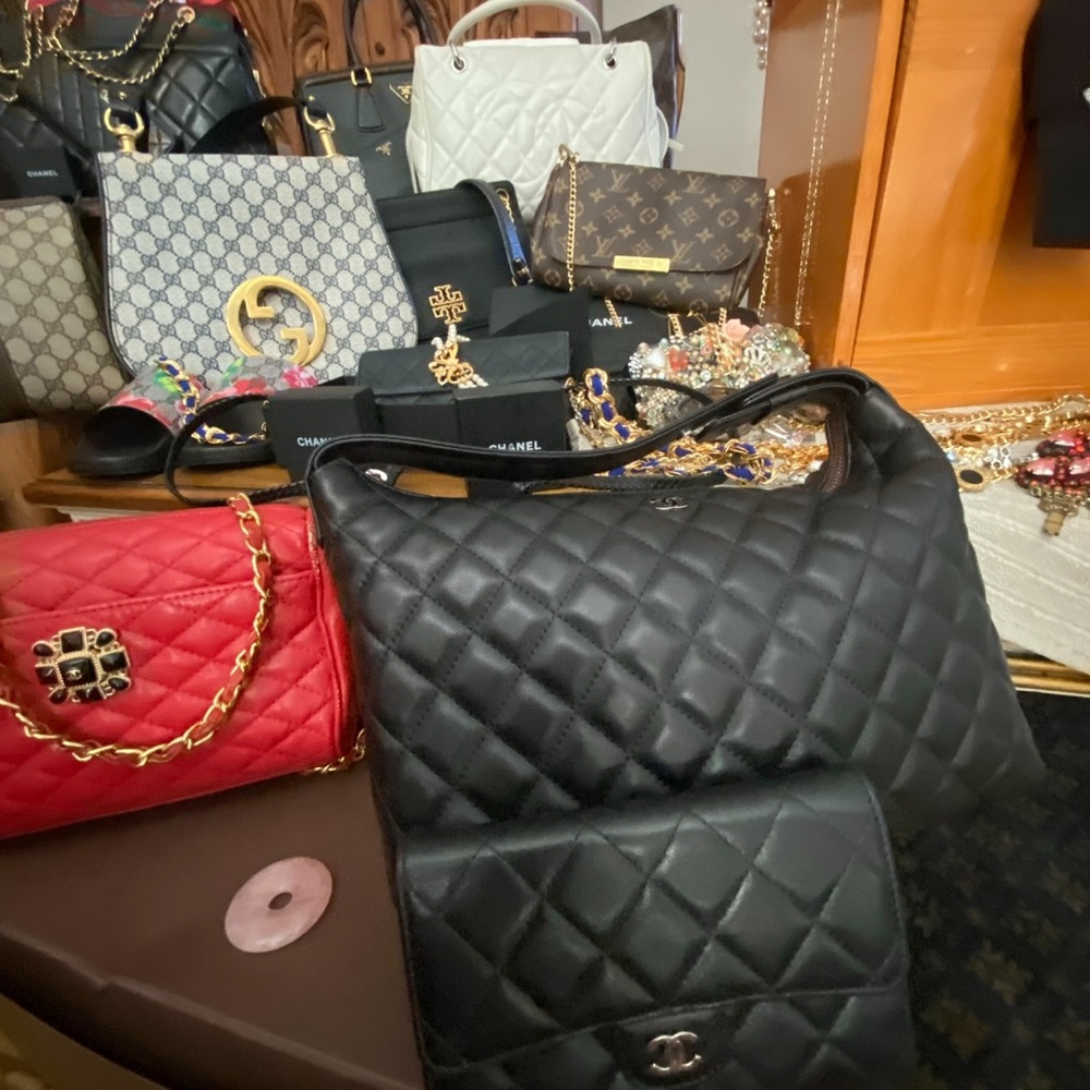 🌹 CHANEL Quilted Lambskin handbag ~ NEW/FLAWLESS - Picture 7 of 10